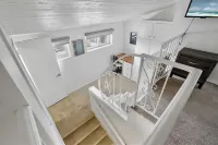 Oceanview Balcony and Luxury Amenities - Elegant Coastal Haven