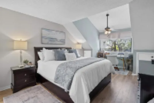 Stunning Lake View and Large Balcony - Elegant Villa Retreat