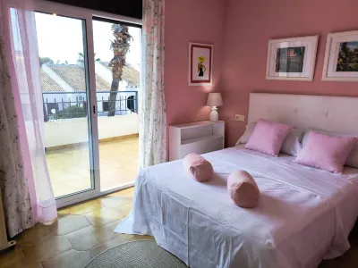 Bungalow at Cala Capitán Beach, Cabo Roig Cine Cabo Roig附近的飯店
