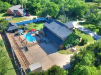 Pool, Hot Tub, Amazing Turf, Games Galore Luxury Villa in OKC