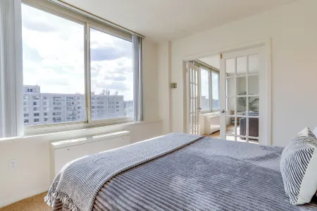 Upscale Apartments in Crystal City Отели рядом с Аэропорт Рональд Рейган