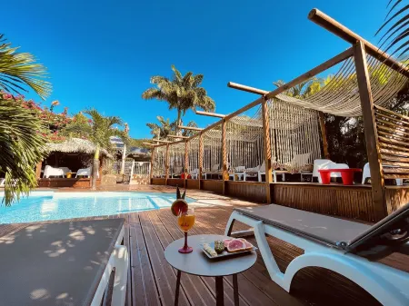 Tropicana Suites Отели рядом с достопримечательностью «Deshaies»