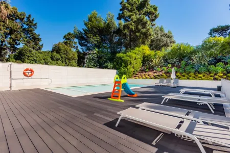 Luxury Beach Experience in Lisbon