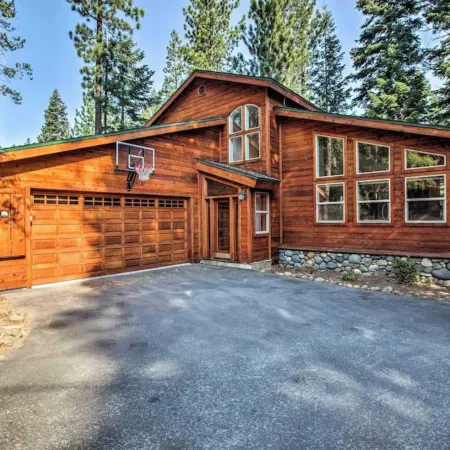 Moosetrack by AvantStay Cozy Cabin w Hot Tub in the Heart of Tahoe Donner