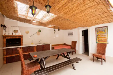 Ericeira Chill Hill Hostel & Private Rooms