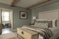 Eleven Scarp Ridge Lodge Hotels in Crested Butte