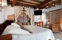 Hostellerie le Castellas Hotels in Collias