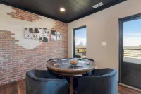 私人高爾夫模擬器、火坑和山景靠近多莉山新建的後九洞度假屋