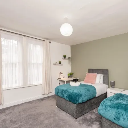 Leeds 4-Bed House - Sleeps 9 Free Parking & WiFi
