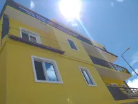 The Yellow Flat - Sea View Hotel dekat Praia de Cabral