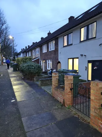 1 Bed Flat - Sleeps 2 - Pets - Garden - Parking Отели рядом с достопримечательностью «Барьер Темзы»