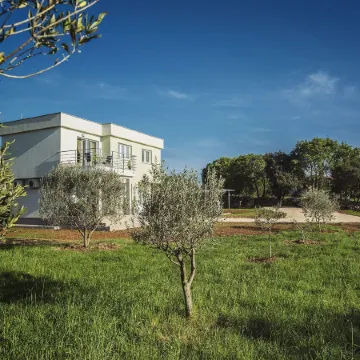 Comfortable House with Large Garden and Terrace, Near the Beach