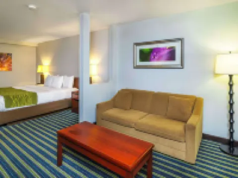 Comfort Inn & Suites Hotels in Moose Jaw