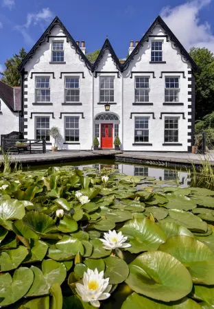 Coed Mawr Hall Bed & Breakfast Отели в г. Llanfairfechan
