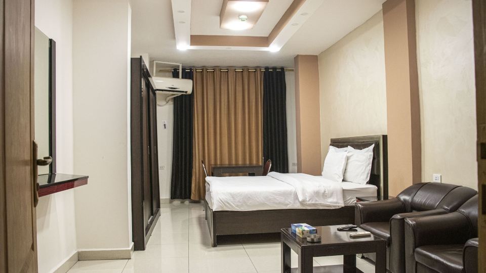 Sara Crown Hotel