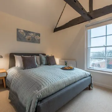 Central Windsor Apartment Facing the Castle