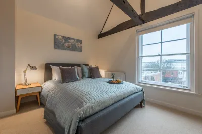 Central Windsor Apartment Facing the Castle
