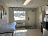 Days Inn by Wyndham Turlock - Motels