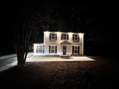 Flexis living 4-bedroom house in Charlotte-PNC-University-MotorSpeedway Отели рядом с достопримечательностью «Университет Северная Каролина в Шарлотт»