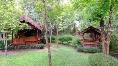 Chuanthanapanya Resort Hotel dekat Wat Charoen Suk