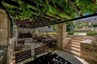 Puteus Palace Brac