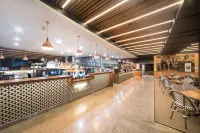 Airlie Beach Hotel - bar