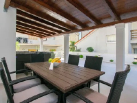 Apartment Dora Hotels in Duce