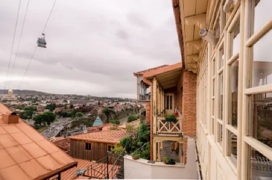 M & L Old Tbilisi Отели рядом с достопримечательностью «Главная прокуратура Грузии»