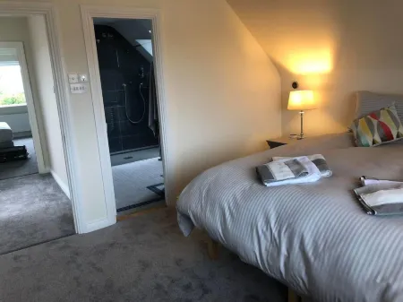 Discreet Luxury Super House! Отели рядом с достопримечательностью «Парк Фота Уайлдлайф»