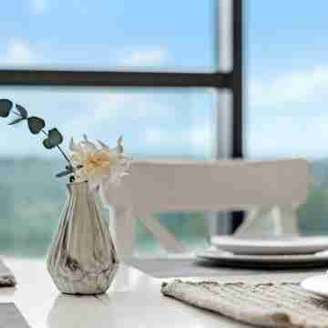 KozyGuru / Wentworth Point / 1 Bed Waterview Apt / Nwp017-1705 Dining/Meeting Rooms