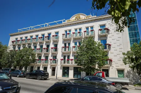 Hotel Plaza Berat Отели рядом с достопримечательностью «Берат Касл»