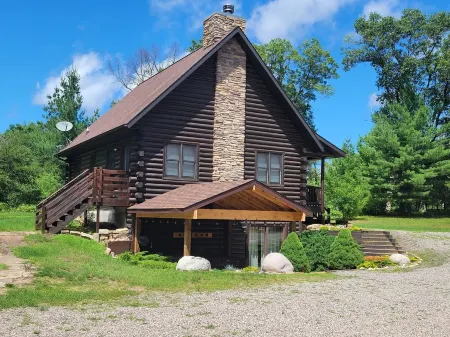 Little Valley private log cabin in the woods by Lake Petenwell