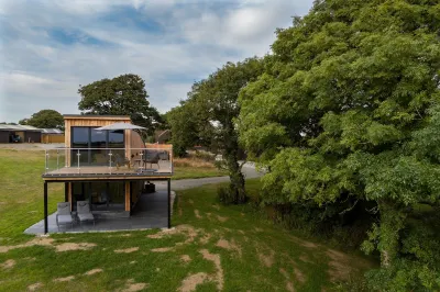 Tawny Lodge - 1 Bedroom - Blossom Farm Hotels near Pembrokeshire College
