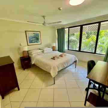 Downtown Delight 2Br Getaway with Pool Rooms