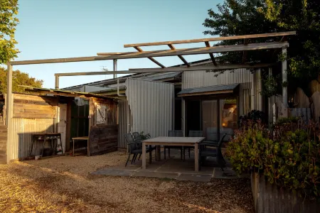 Bed in a Shed Отели в г. Садлворт