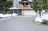 Creekside 2 Bedroom with Incredible Mountain Views