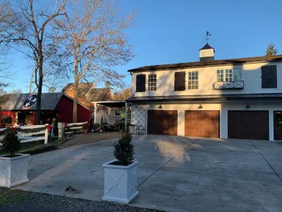 Five-Star Historic Boyd Harvey Carriage House 2 Bedroom Home by Redawning فنادق في Lenoir City