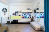 Charming 2BR retreat near market & beach