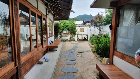 Greem Guesthouse Отели рядом с достопримечательностью «Hanbyeokdang Pavillion»