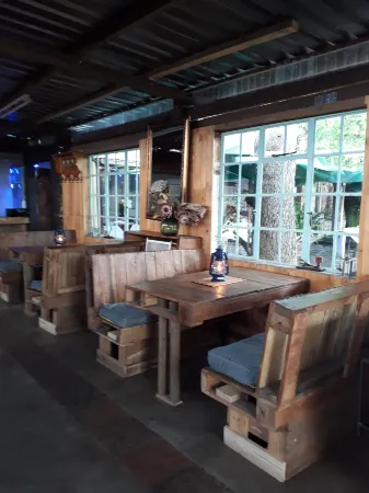 Autumn Breeze Manor Guest House Отели рядом с достопримечательностью «Pilgrims Rest»