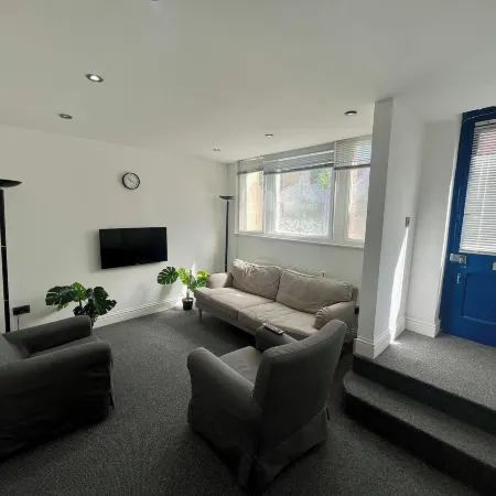 Spacious 4-Bedroom House - Garden & Free Parking