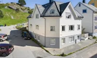 Wonderfully Located, 2bedroom, Balcony Hotel di Skjong
