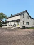 The Yellow Door Place! Convenient & Sleeps 6! Hotels near Laurium Manor Mansion Tour