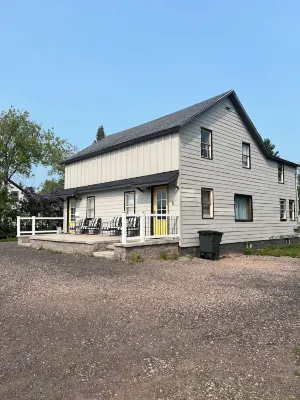 The Yellow Door Place! Convenient & Sleeps 6!