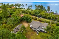 Breathtaking Anini home with guesthouse & steps away from beach