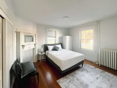 Renovated 3-bedroom apartment in Dedham - Legacy Mall