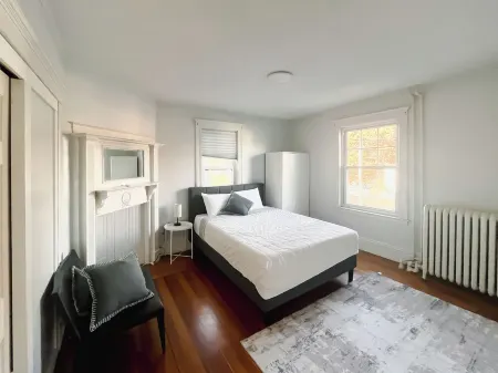 Renovated 3-bedroom apartment in Dedham - Legacy Mall Отели рядом со станцией Commuter Rail - Dedham Corporate Center- Franklin Forge Park Line