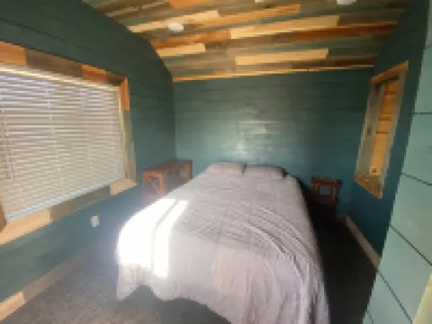 The Covered Porch Hideaway - Lakeside Tiny House Rental - Sleeps 4 羅克縣酒店