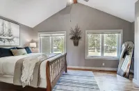 Golf Course Home - Heated Pool, Hot Tub, Putting Green, Dogs Welcome