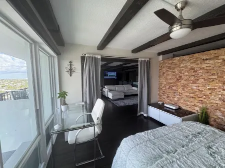 Modern 1-bedroom Penthouse Suite  fitness room, WiFi in delightful Pompano Beach